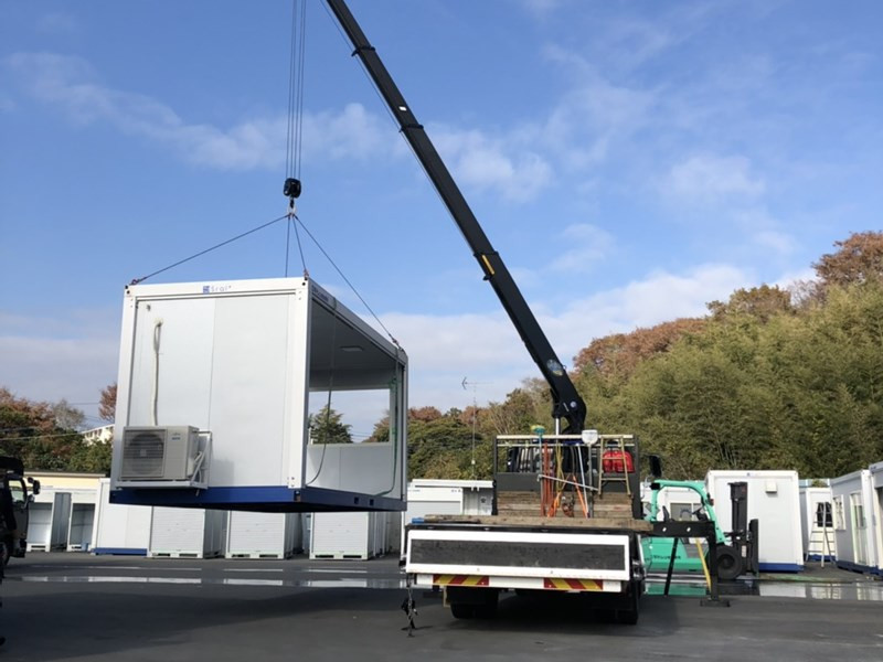 高速道路を走る運送会社のトラック