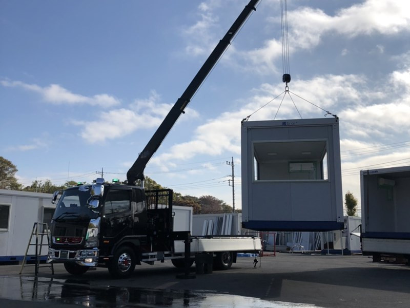 倉庫の中に積まれたたくさんの段ボール箱