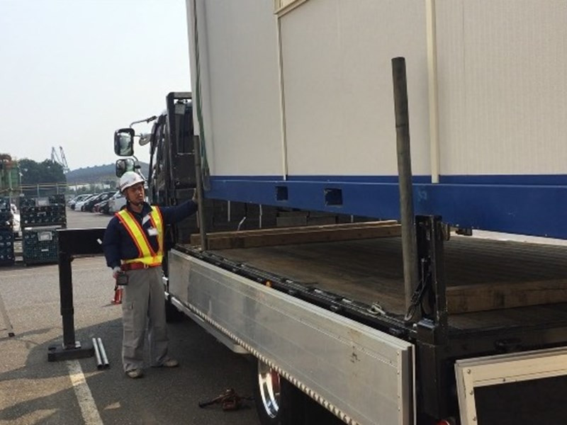 高層ビル群を見上げている写真