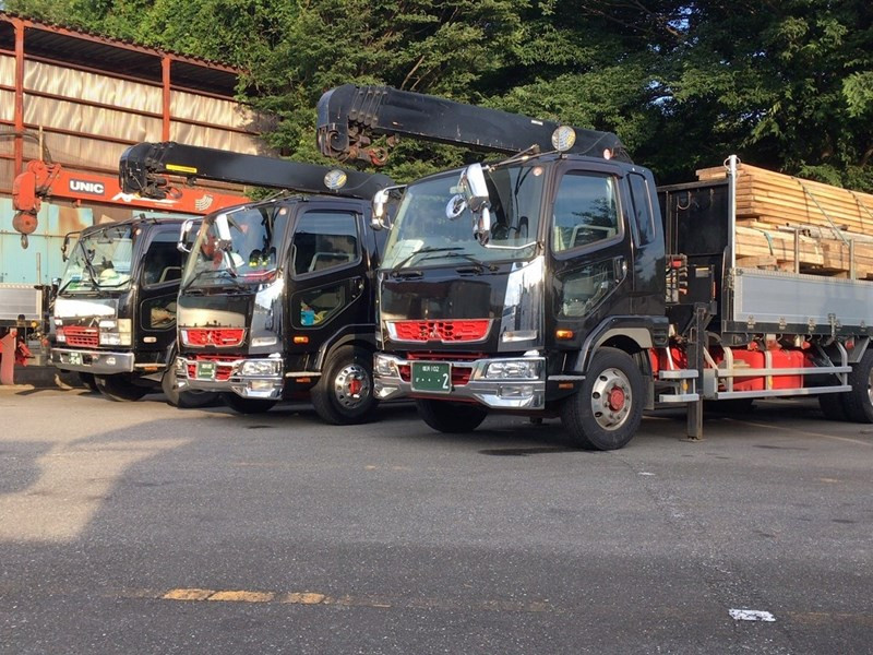 商品が詰まれている大型倉庫の通路