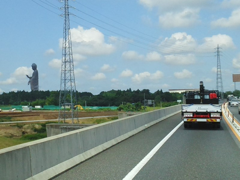 朱色の風呂敷で包ませているお歳暮の箱